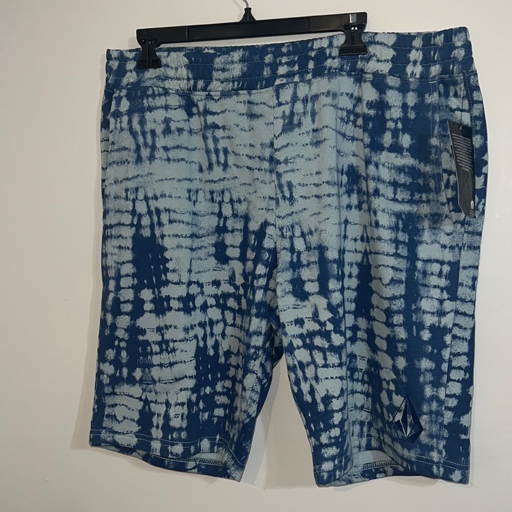 Men's NWOT Volcom sweat shorts, sz XL, with 2 front pockets, elastic waist